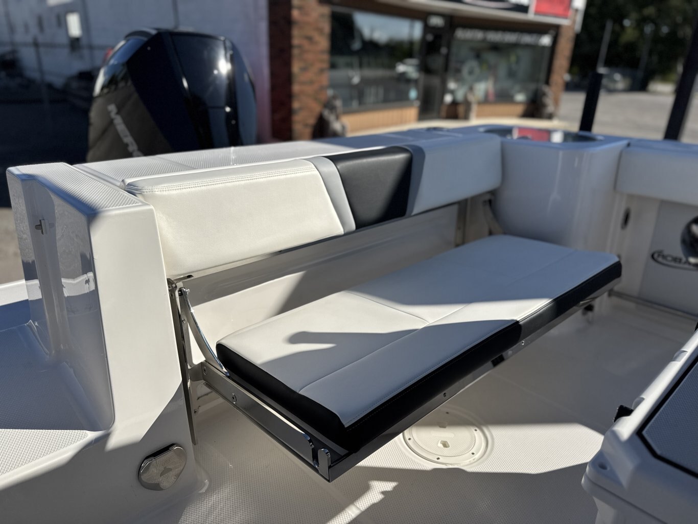 2025 Robalo R230 Center Console