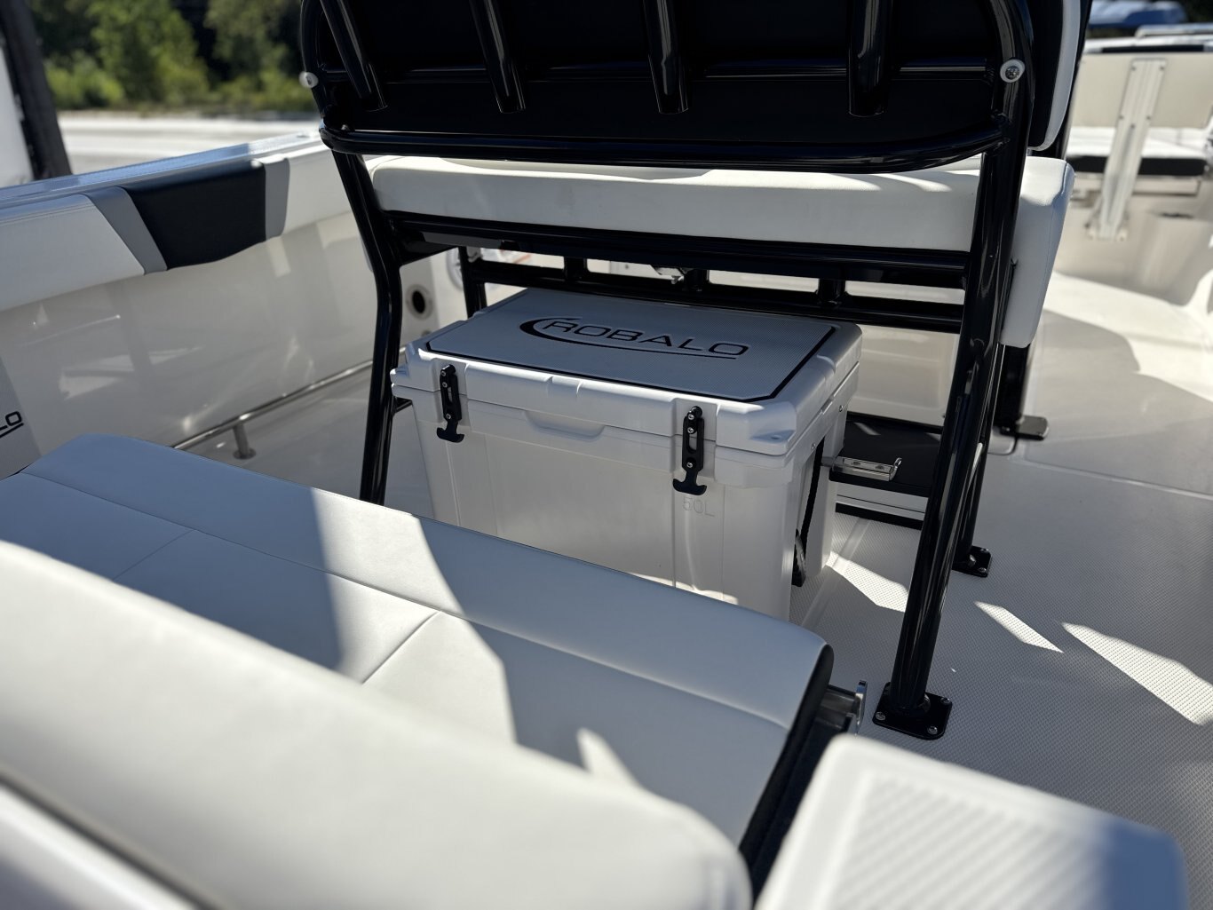 2025 Robalo R230 Center Console