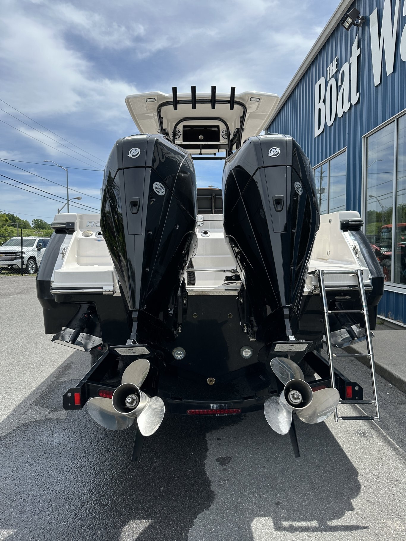 2024 Robalo R250