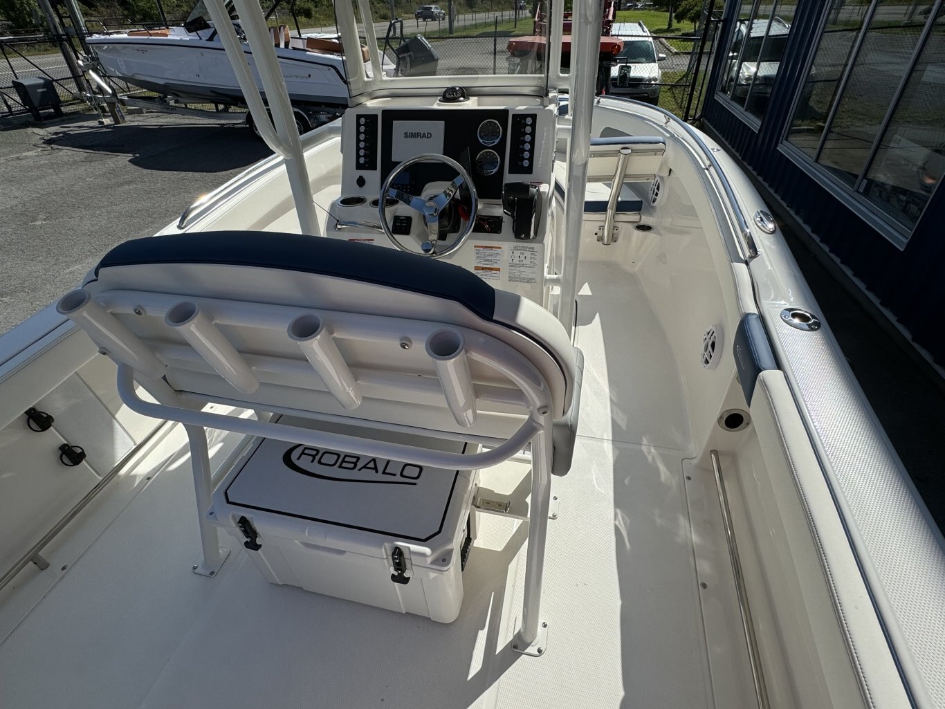 2024 Robalo R222