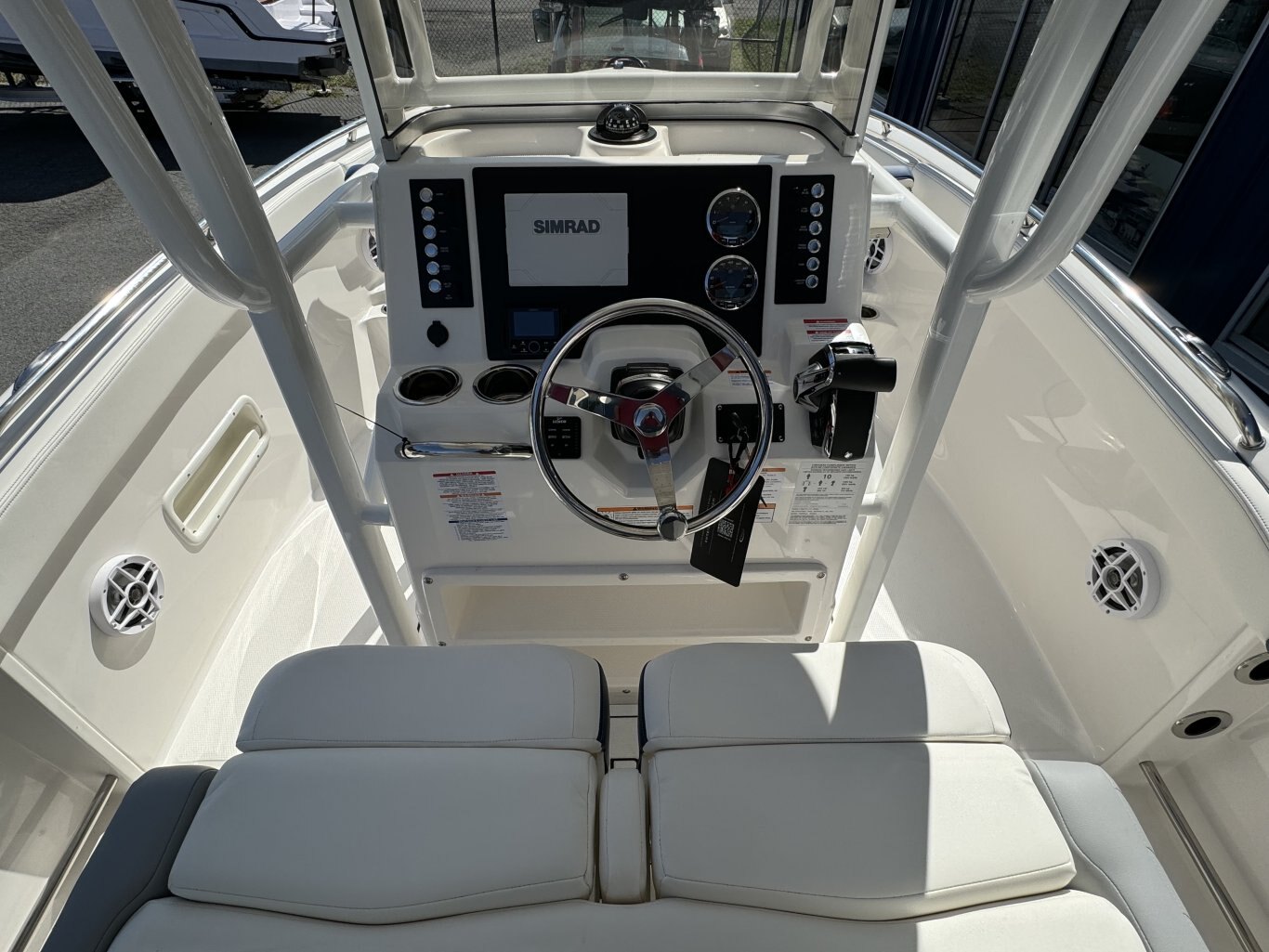 2024 Robalo R222