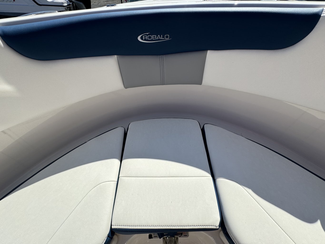 2024 Robalo R222