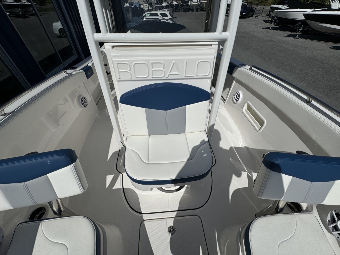 2024 Robalo R222