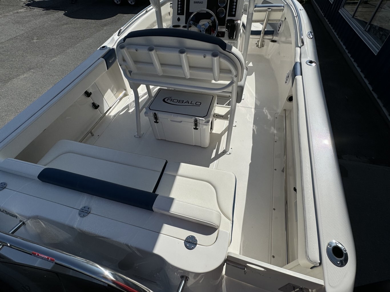 2024 Robalo R222