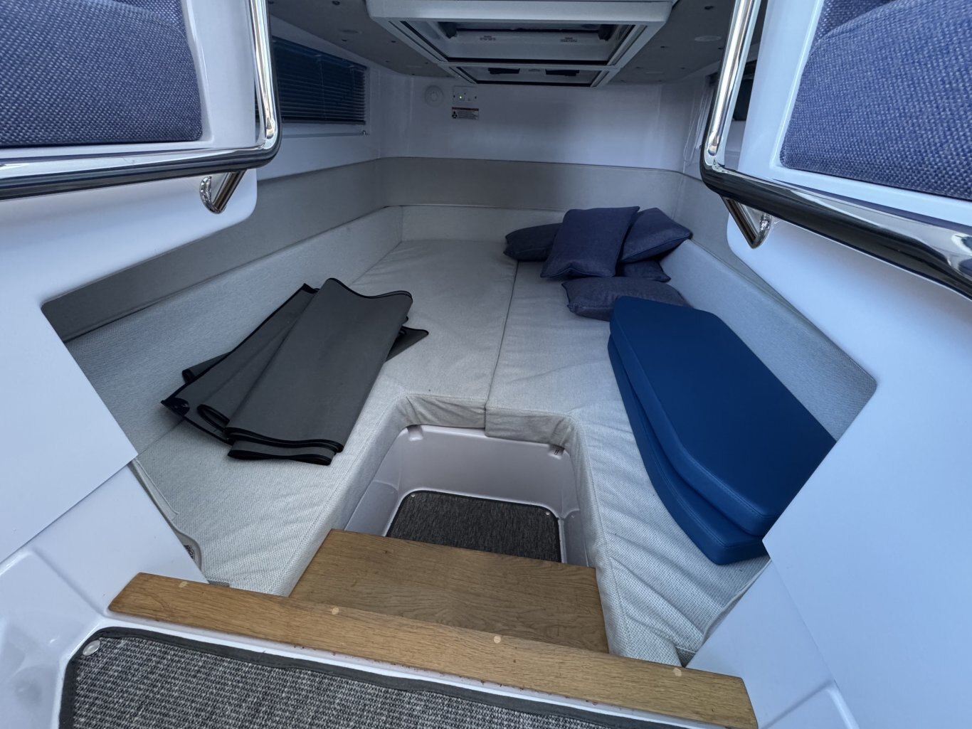 2025 Axopar 37 XC CROSS CABIN