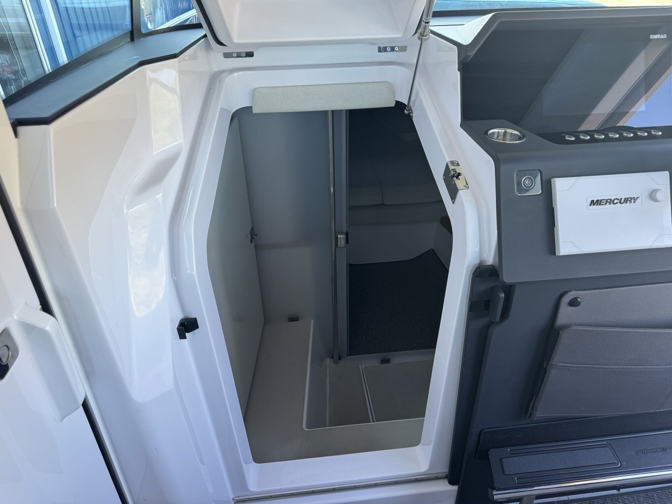2025 Axopar 37 XC CROSS CABIN