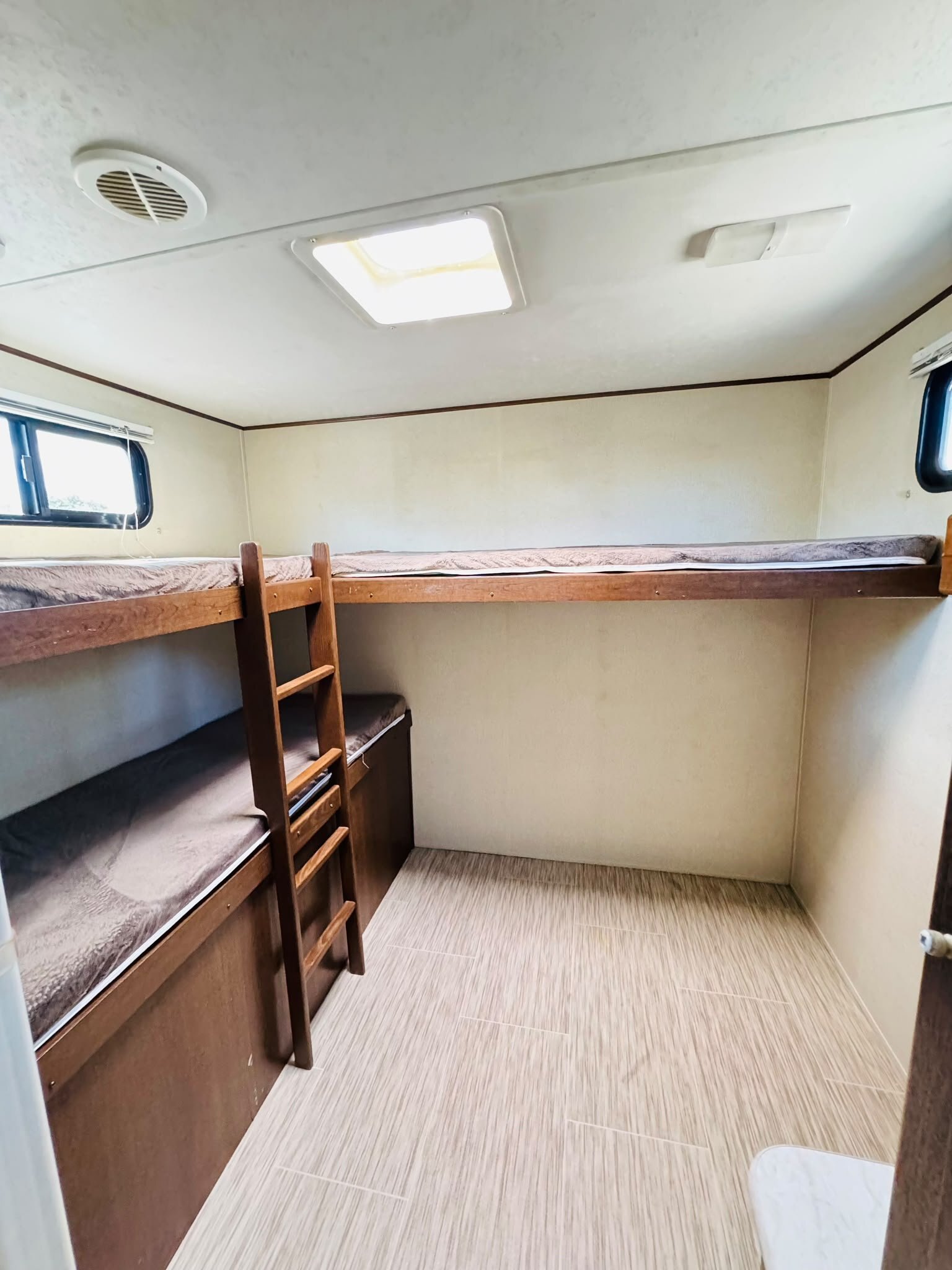 2019 FOREST RIVER AVENGER 29RBS