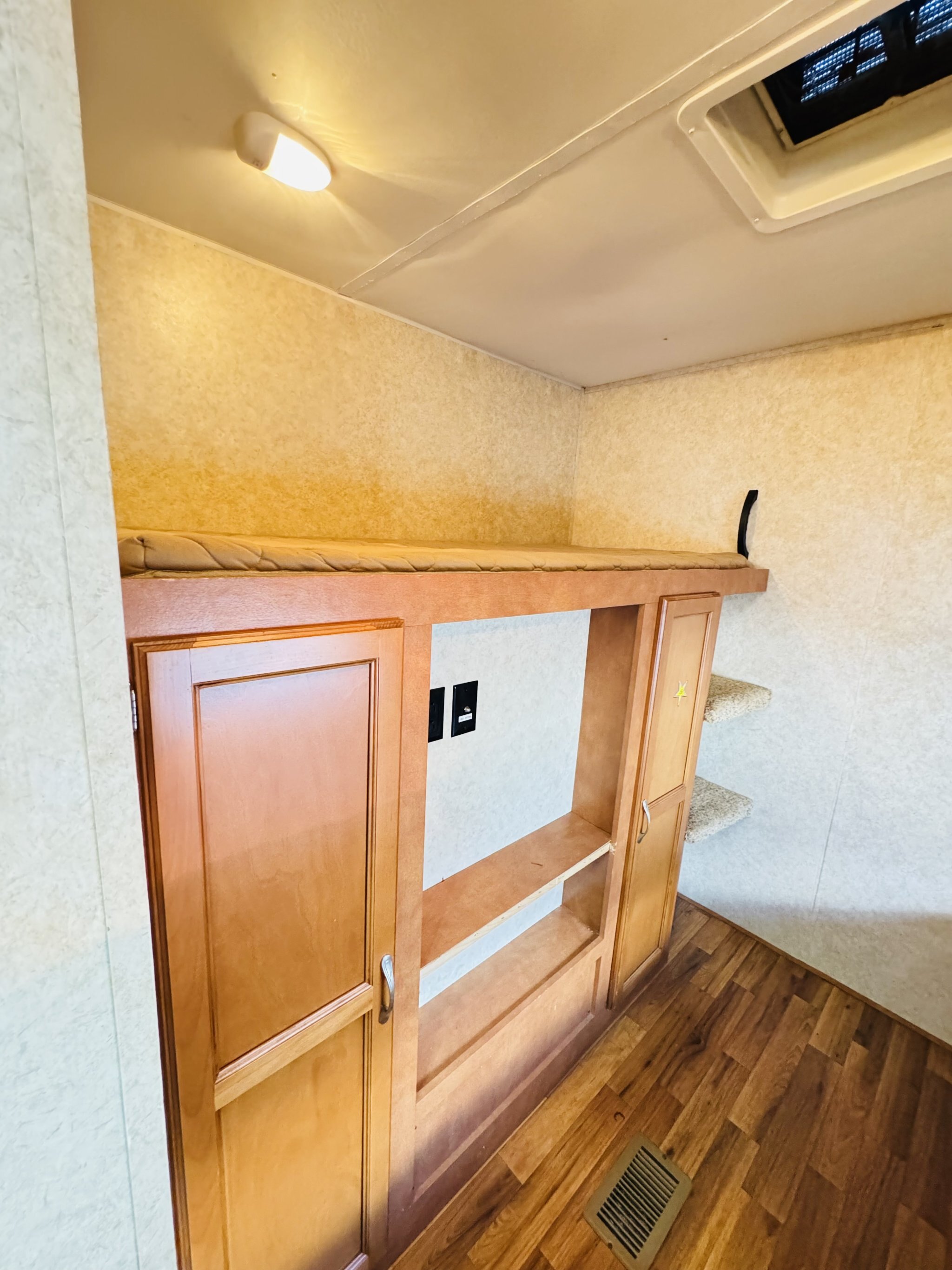 2013 GULFSTREAM KINGSPORT 301TB