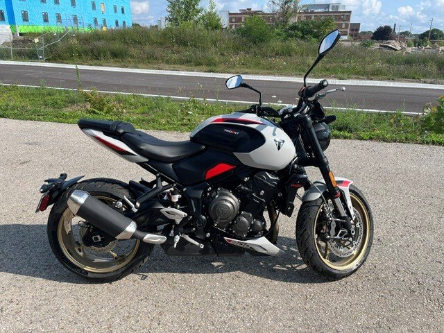 2026 Triumph Trident 800 Ash grey OUR LAST ONE EMPLOYEE DEMO FULLY SERVICED FACTORY WARRANTY $10999 PLUS HST