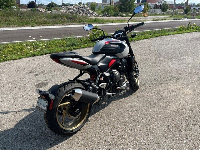 2026 Triumph Trident 800 Ash grey OUR LAST ONE EMPLOYEE DEMO FULLY SERVICED FACTORY WARRANTY $10999 PLUS HST