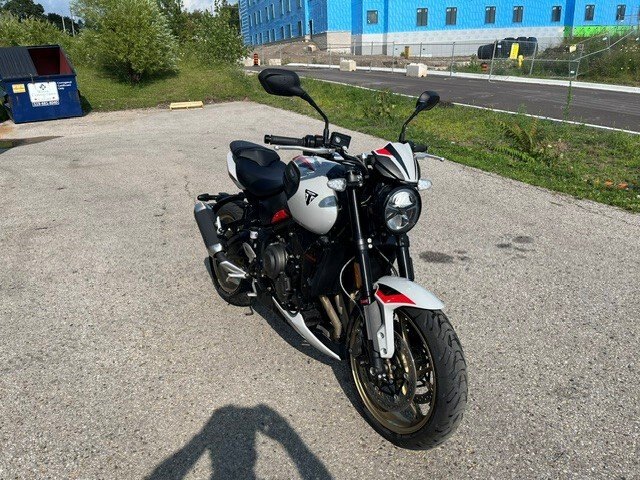 2026 Triumph Trident 800 Ash grey OUR LAST ONE EMPLOYEE DEMO FULLY SERVICED FACTORY WARRANTY $10999 PLUS HST