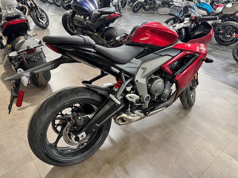2025 Triumph DAYTONA 660 CARNIVAL RED / BLACK CASH PRICE $9999 PLUS HST OR FINANCING FROM 1.99%