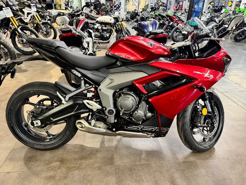 2025 Triumph DAYTONA 660 CARNIVAL RED / BLACK CASH PRICE $9999 PLUS HST OR FINANCING FROM 1.99%