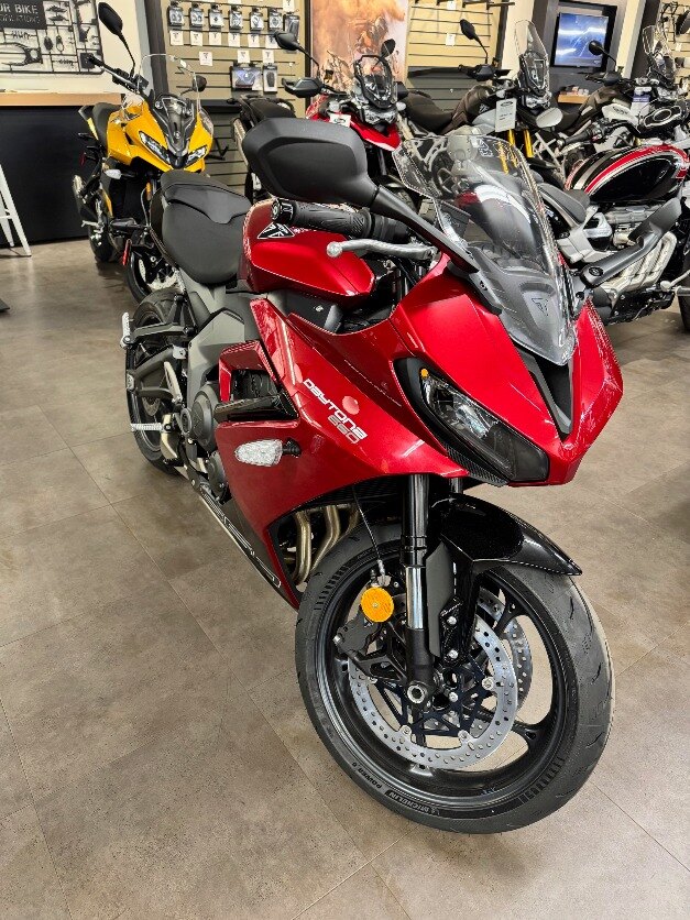 2025 Triumph DAYTONA 660 CARNIVAL RED / BLACK CASH PRICE $9999 PLUS HST OR FINANCING FROM 1.99%