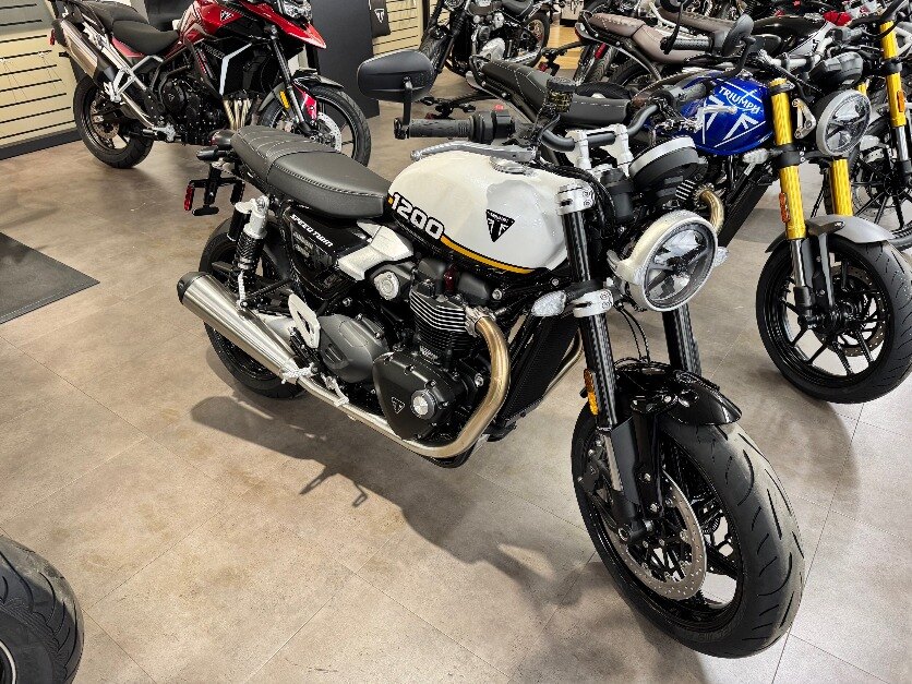 2025 Triumph NEW SPEED TWIN 1200 Crystal White / Sapphire Black ALL NEW FEATURES CASH PRICE $15999 PLUS HST