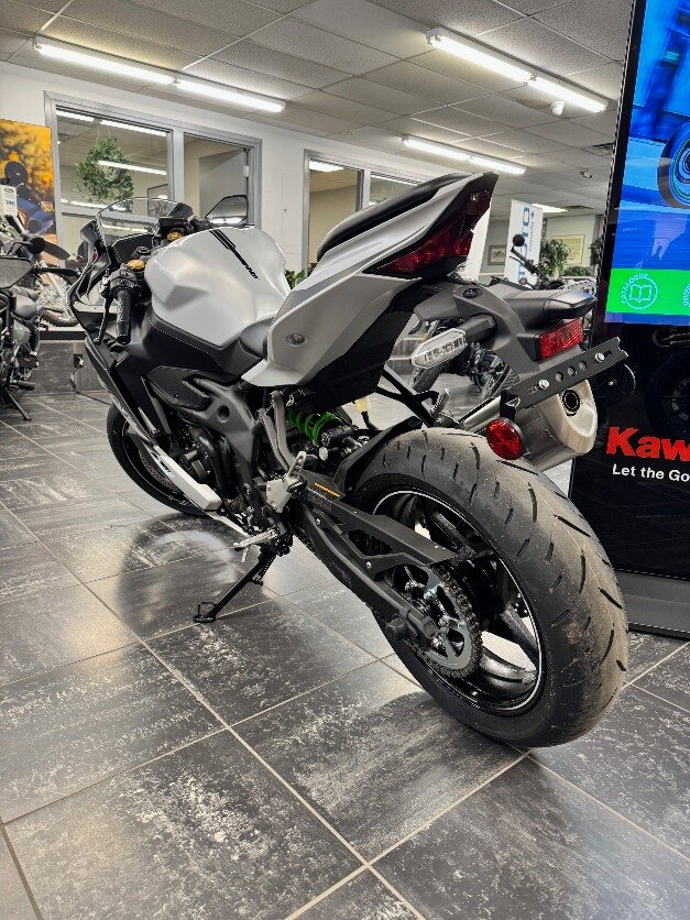 2025 Kawasaki NINJA ZX 4RR SILVER ONE ONLY!!! CASH PRICE $11999 PLUS HST PLUS FREE 1 YR KPP AND 6.29% OAC FINANCING