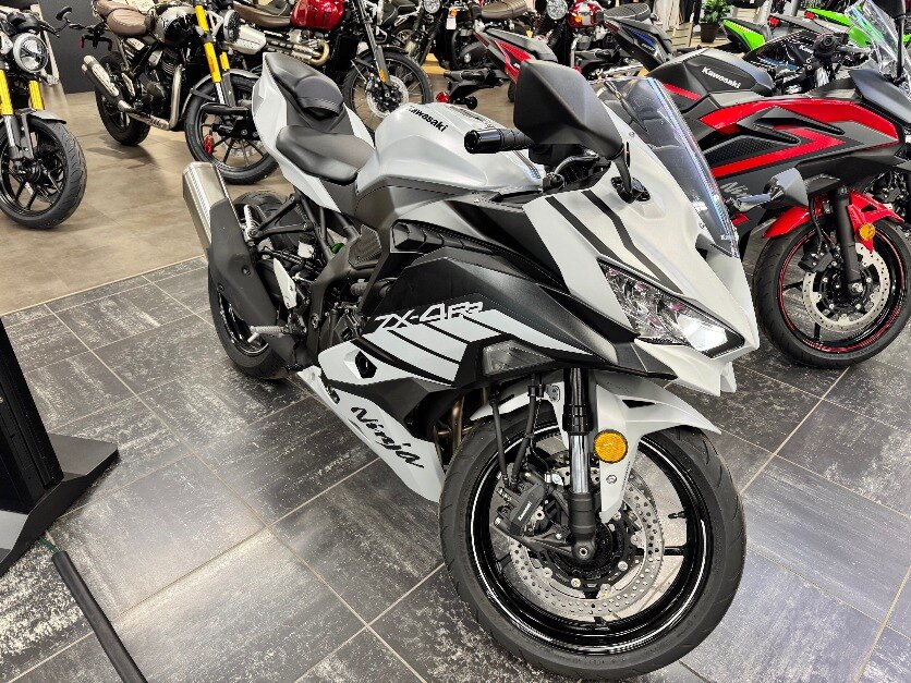 2025 Kawasaki NINJA ZX 4RR SILVER ONE ONLY!!! CASH PRICE $11999 PLUS HST PLUS FREE 1 YR KPP AND 6.29% OAC FINANCING