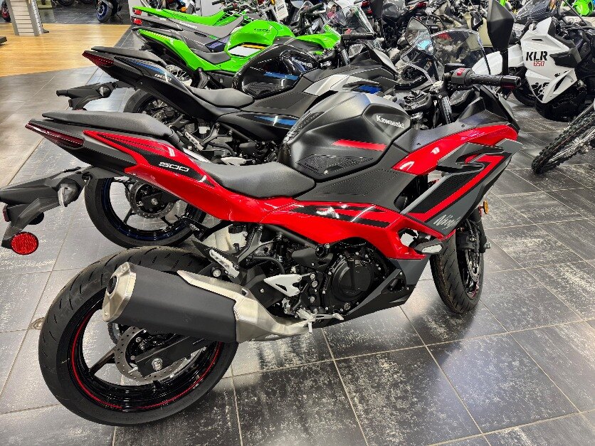 2025 Kawasaki NINJA 500 SE Passion Red BEST MANY STANDARD FEATURES CASH PRICE $8599 PLUS HST PLUS FREE 1 YR KPP AND 6.29% OAC FINANCING