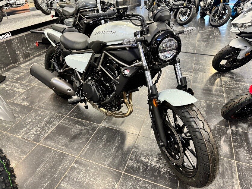 2024 Kawasaki ELIMINATOR 500 PEARL ROBOTIC WHITE HOT NEW CRUISER CASH PRICE $7299 PLUS HST PLUS FREE 1 YR KPP AND 6.29% OAC FINANCING