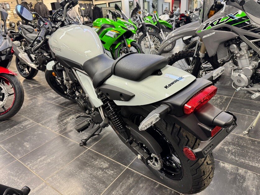 2024 Kawasaki ELIMINATOR 500 PEARL ROBOTIC WHITE HOT NEW CRUISER CASH PRICE $7299 PLUS HST PLUS FREE 1 YR KPP AND 6.29% OAC FINANCING