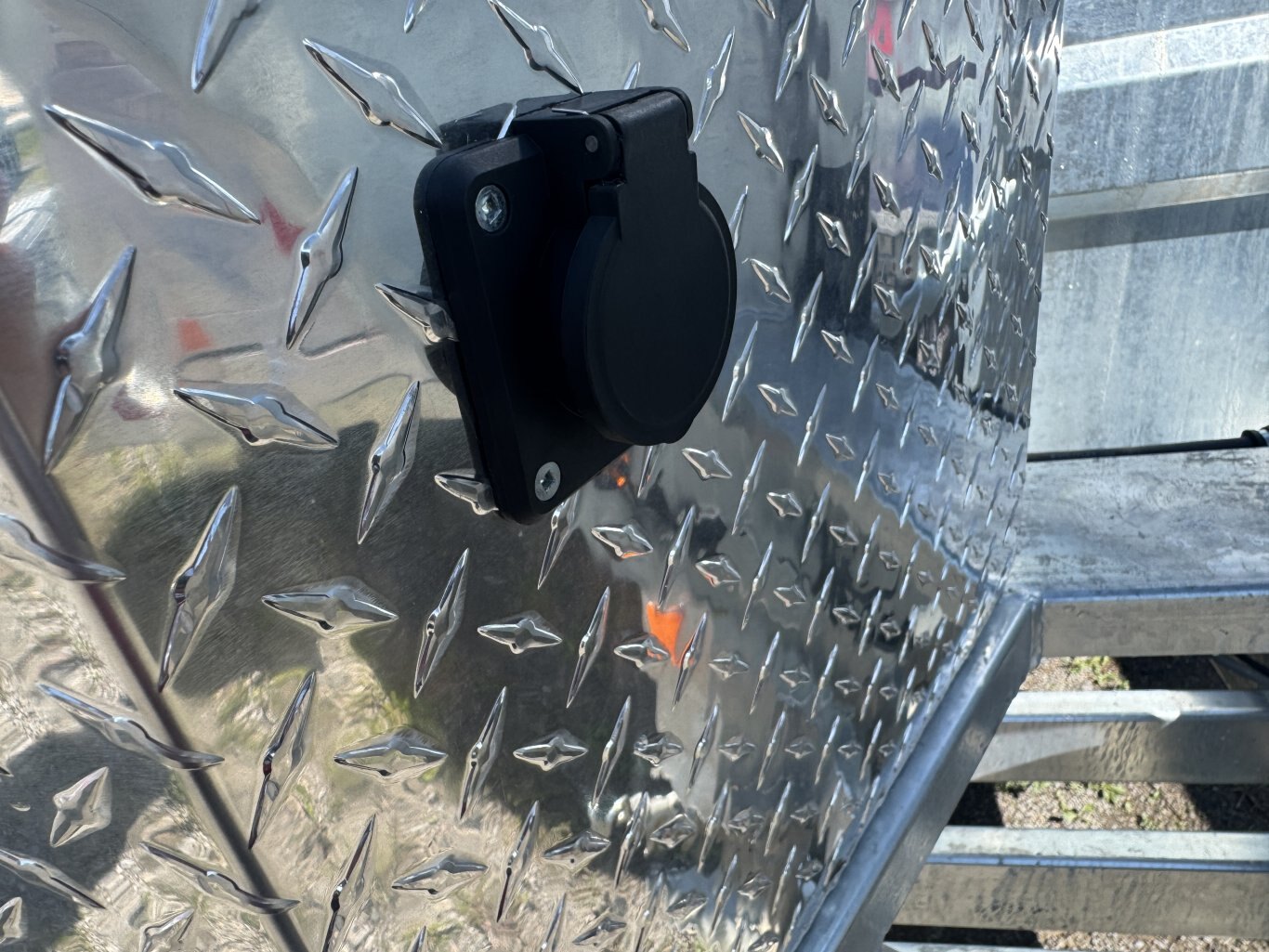 N&N 7 Ton Gooseneck Dump Trailer