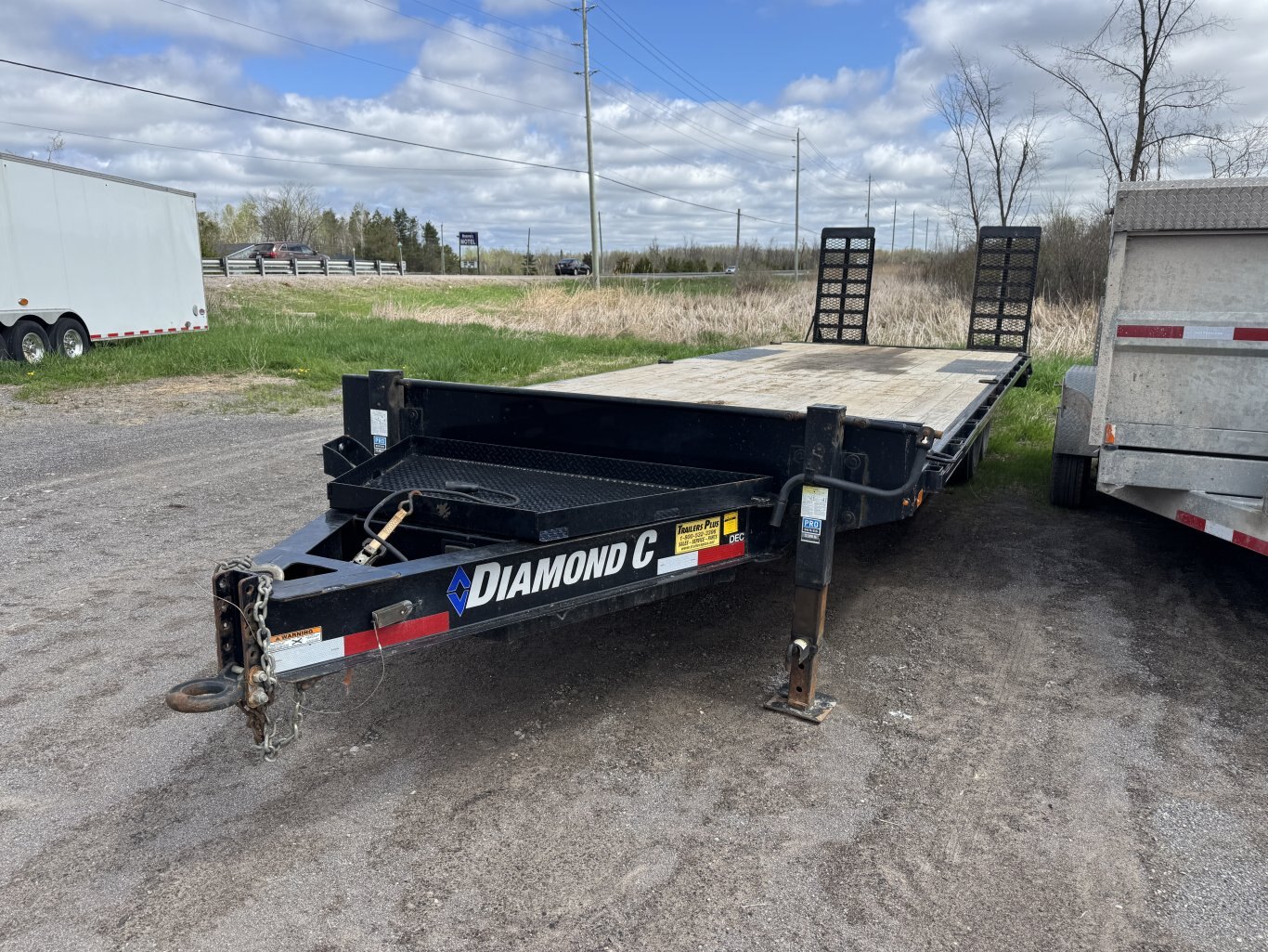 2022 DIAMOND C 26' EQUIPMENT TRAILER