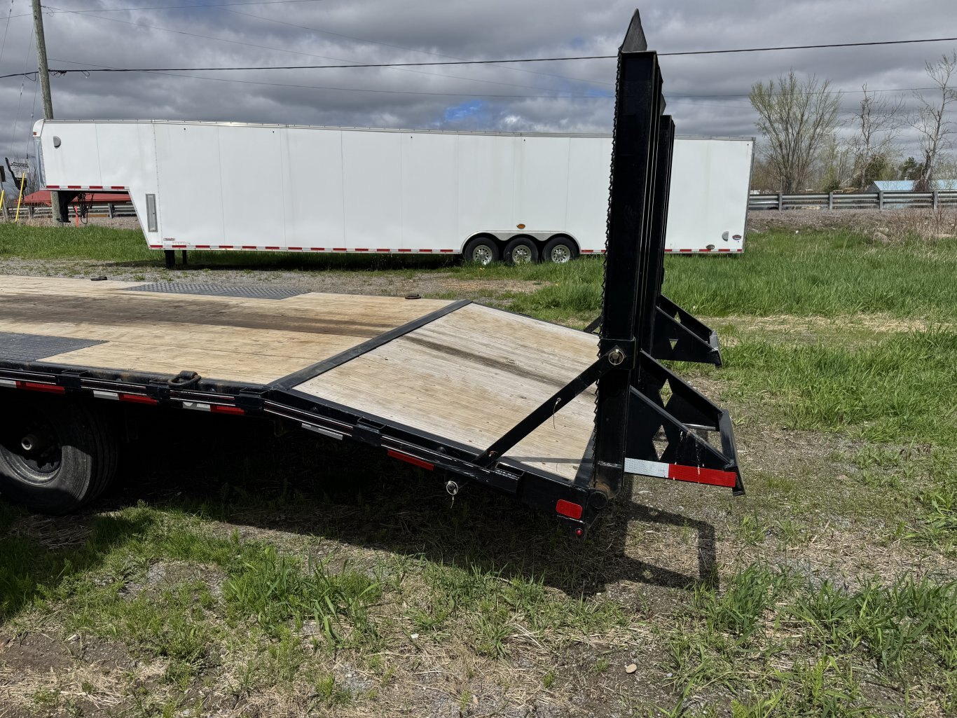2022 DIAMOND C 26' EQUIPMENT TRAILER