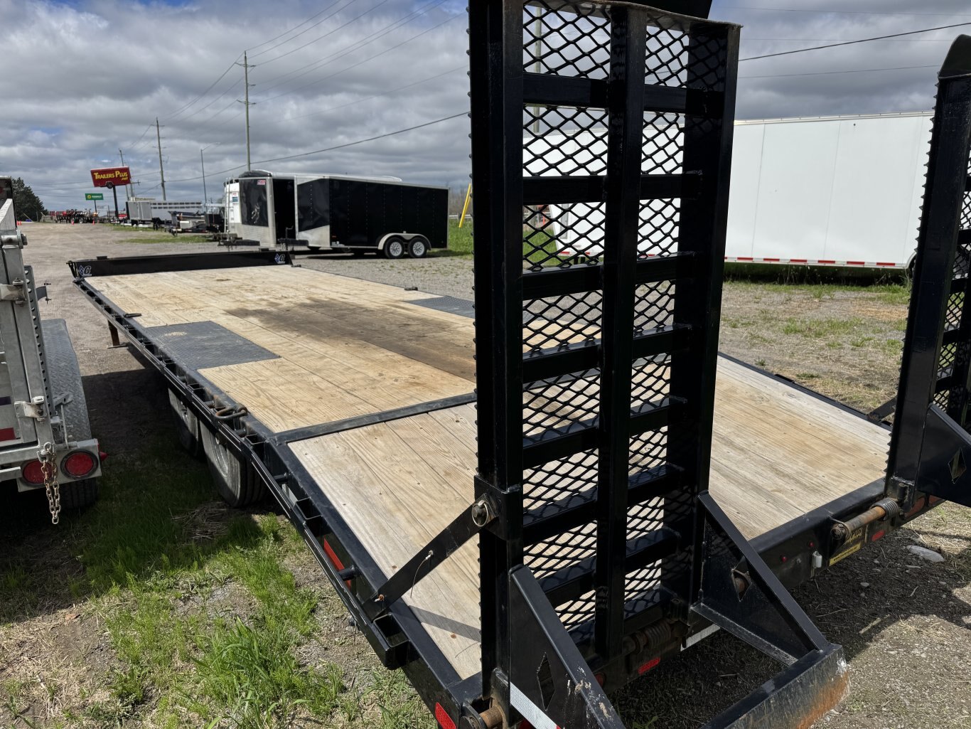 2022 DIAMOND C 26' EQUIPMENT TRAILER