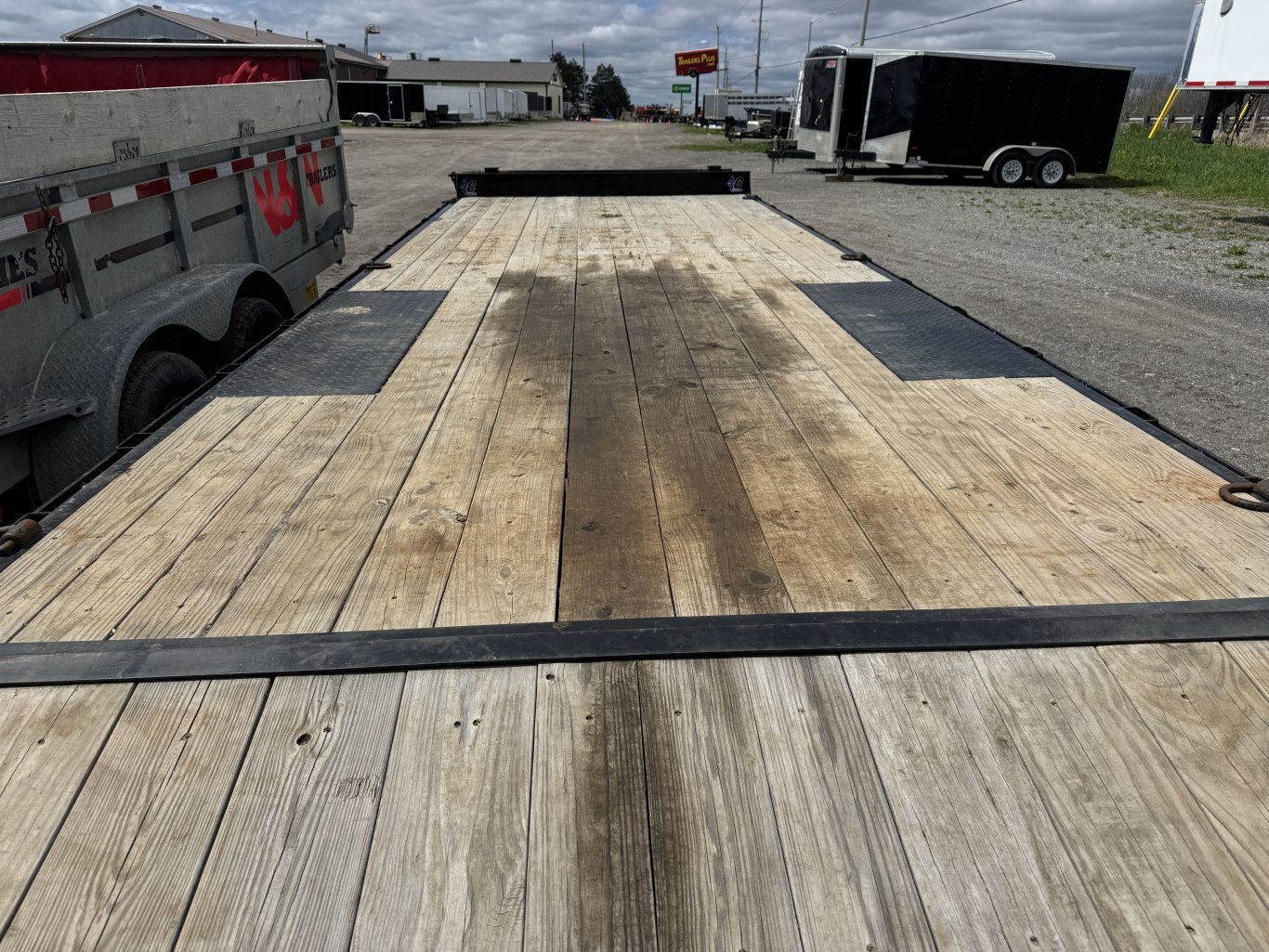 2022 DIAMOND C 26' EQUIPMENT TRAILER