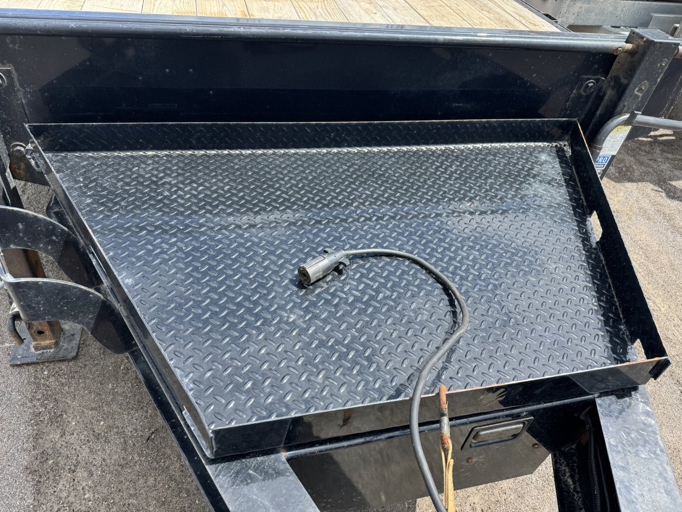 2022 DIAMOND C 26' EQUIPMENT TRAILER