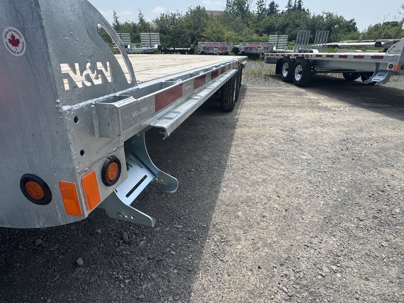 N&N 24' DECKOVER EQUIPMENT TRAILER