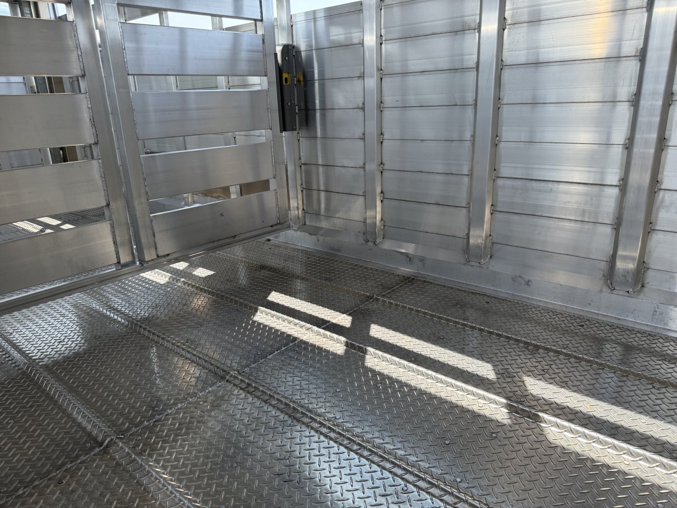 EBY MAVERICK 20' LIVESTOCK TRAILER