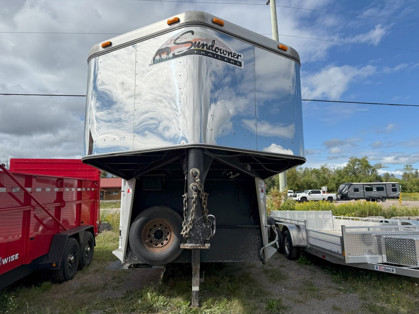 SUNDOWNER HORSE TRAILER WITH LIVING QUARTERS