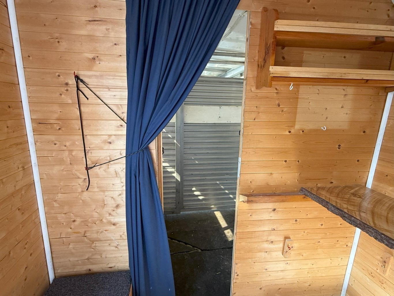 SUNDOWNER HORSE TRAILER WITH LIVING QUARTERS