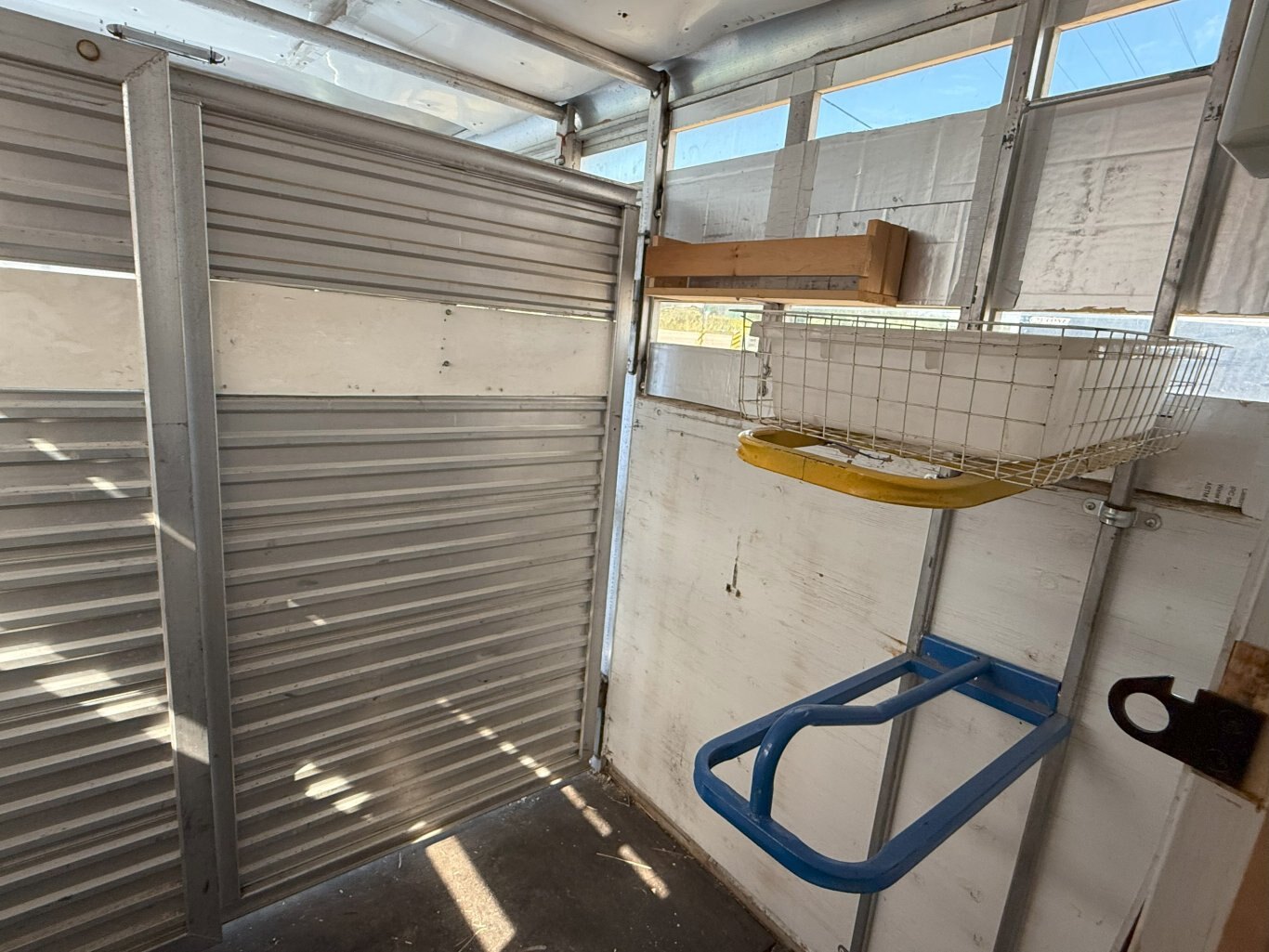 SUNDOWNER HORSE TRAILER WITH LIVING QUARTERS