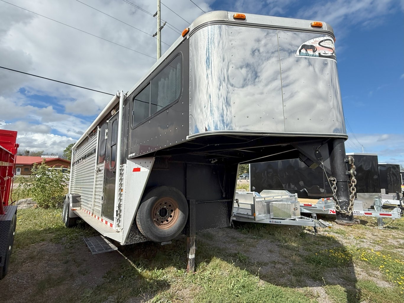 SUNDOWNER HORSE TRAILER WITH LIVING QUARTERS