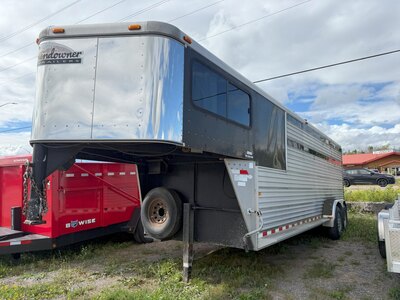 SUNDOWNER HORSE TRAILER WITH LIVING QUARTERS