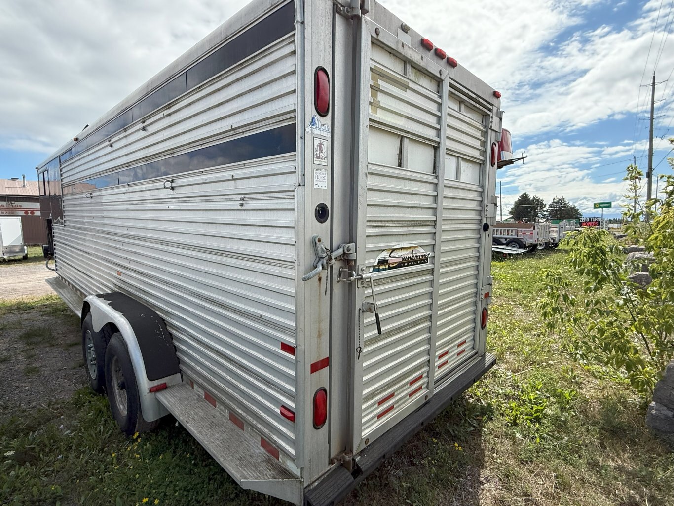 SUNDOWNER HORSE TRAILER WITH LIVING QUARTERS