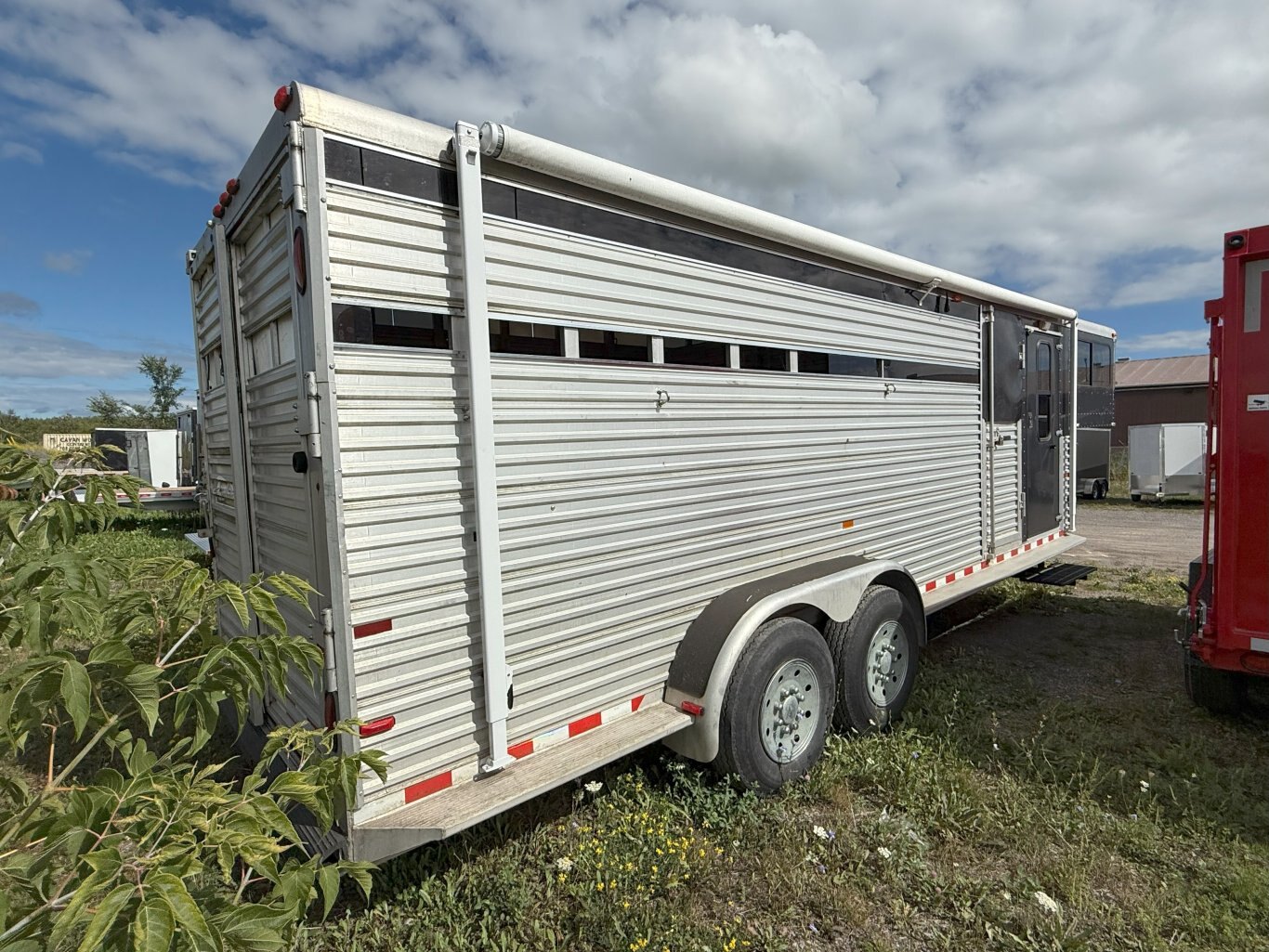 SUNDOWNER HORSE TRAILER WITH LIVING QUARTERS