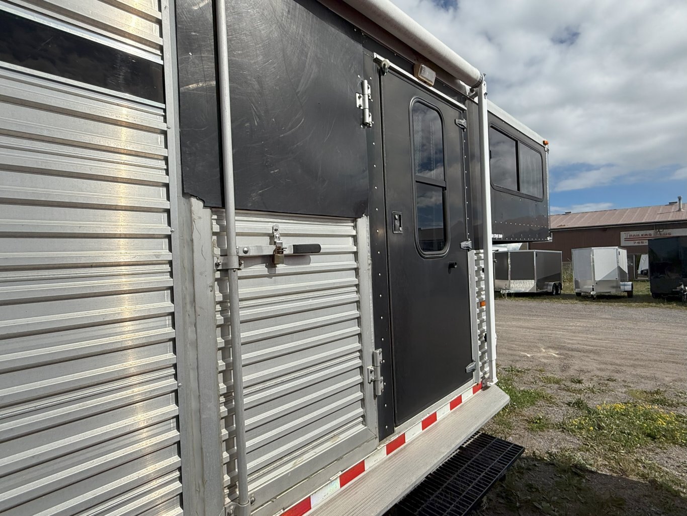 SUNDOWNER HORSE TRAILER WITH LIVING QUARTERS