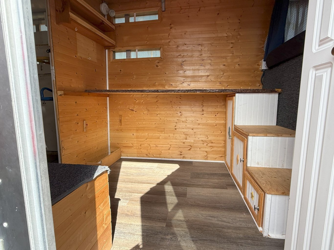 SUNDOWNER HORSE TRAILER WITH LIVING QUARTERS