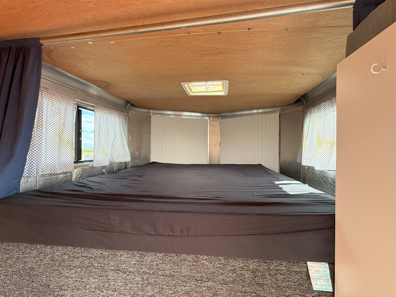 SUNDOWNER HORSE TRAILER WITH LIVING QUARTERS