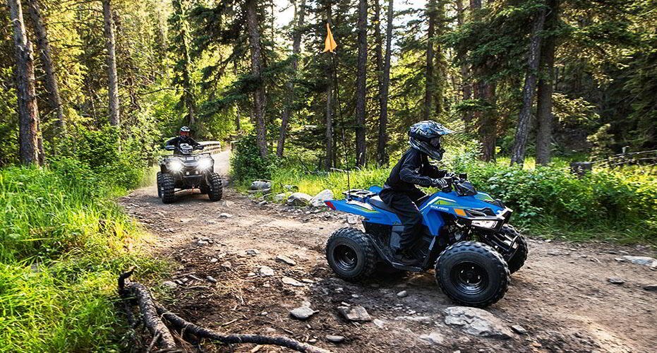 2025 Polaris Outlaw 70 EFI Velocity Blue / Fierce Fuchsia