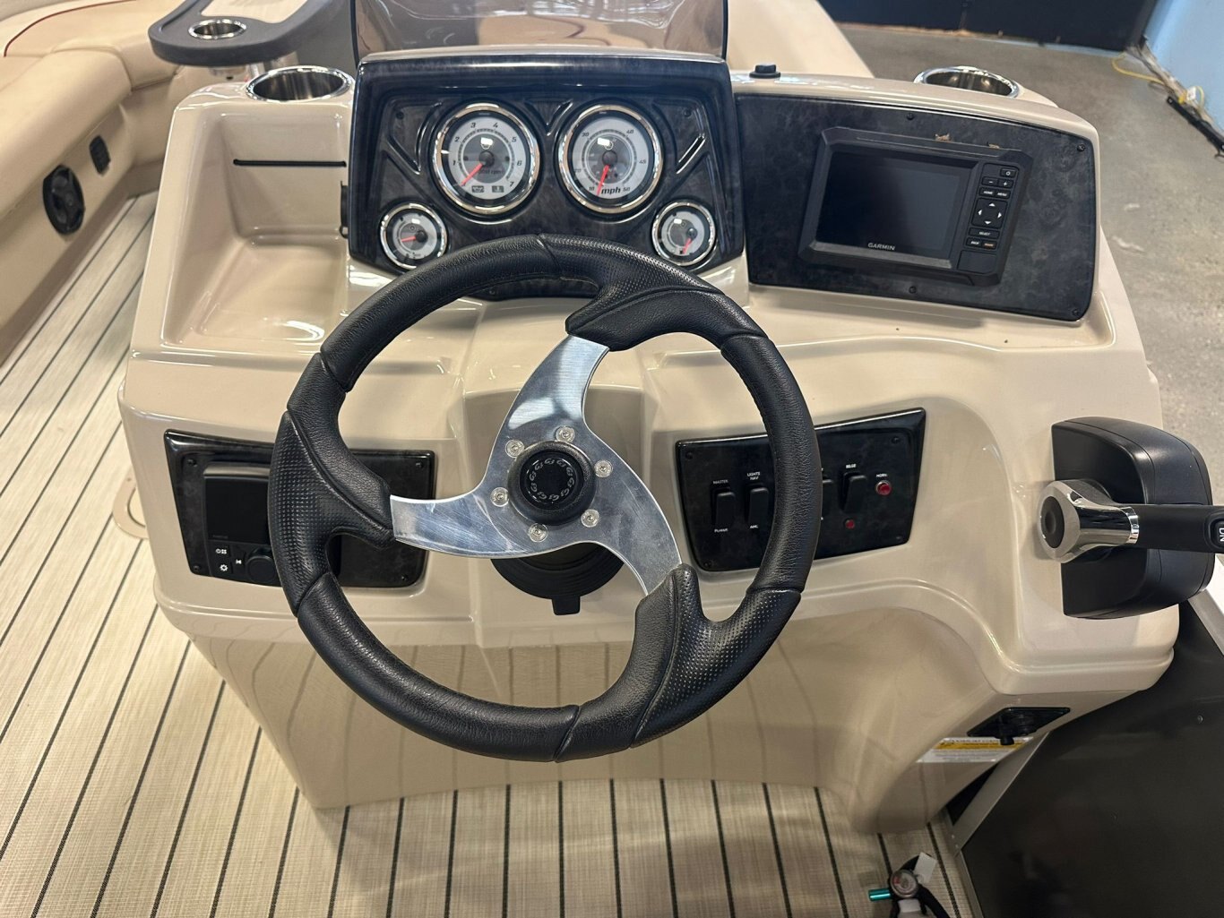 SunCatcher Select 324 SS With Yamaha 150HP