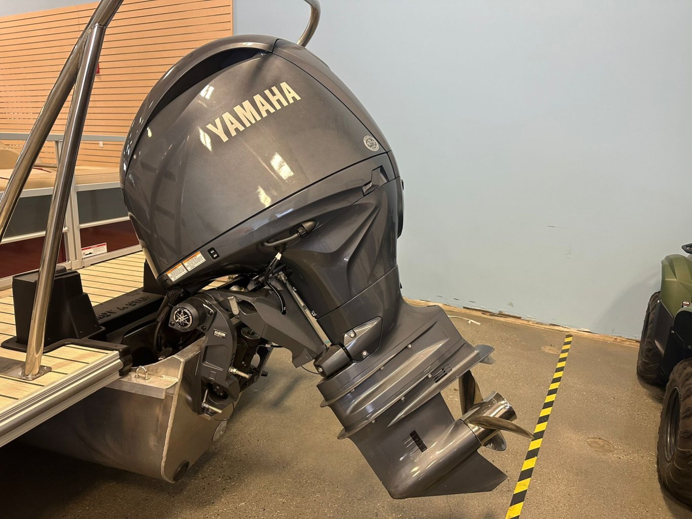 SunCatcher Select 324 SS With Yamaha 150HP