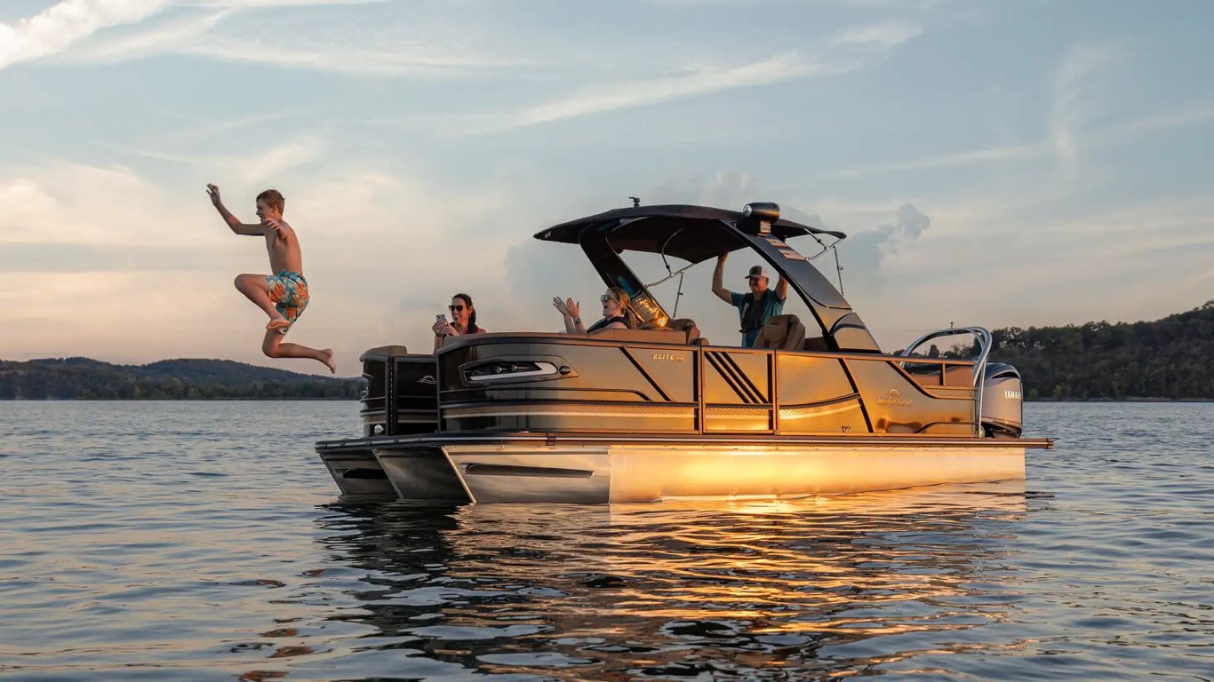 2026 SunCatcher Diamond Elite 322SS Blackout