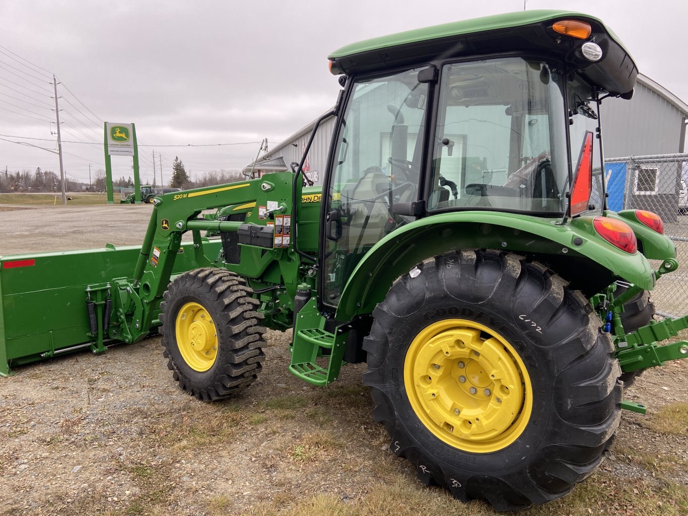 JOHN DEERE 5060E 520M LOADER