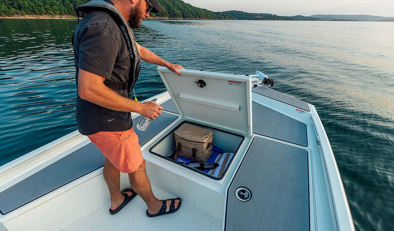 Lowe Boats BAY 22 Bright White Interior Poly Metallic Black Hull