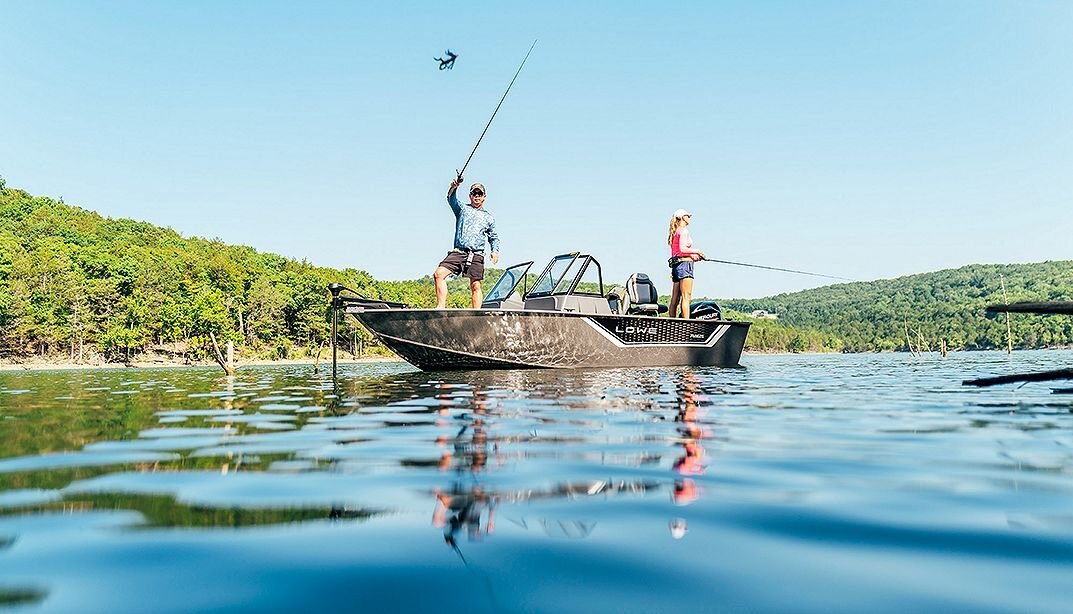 Lowe Boats FISHING MACHINE 1625 WT Candy Apple Red