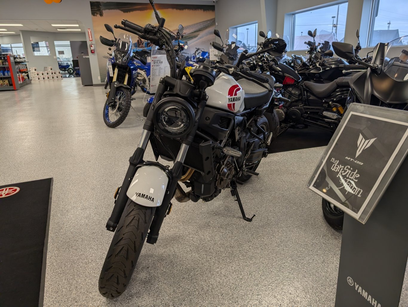 NOUVEAU 2024 YAMAHA XSR700. CHOISISSEZ SOIT UNE REMISE EN ESPÈCES DE 1200 $, SOIT UN FINANCEMENT À PARTIR DE 0,99 % ! TRANSPORT ET PDI INCLUS DANS LE PRIX. TAXES ET LICENCES EN SUS.